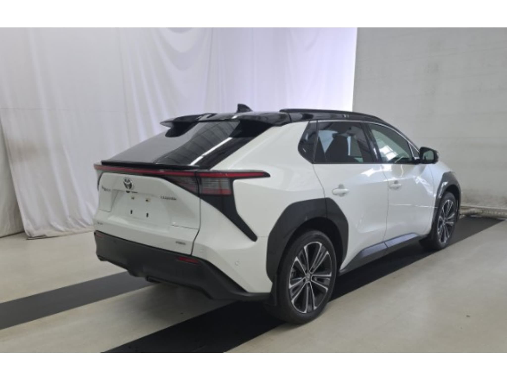 2024 Toyota bZ4X view 4
