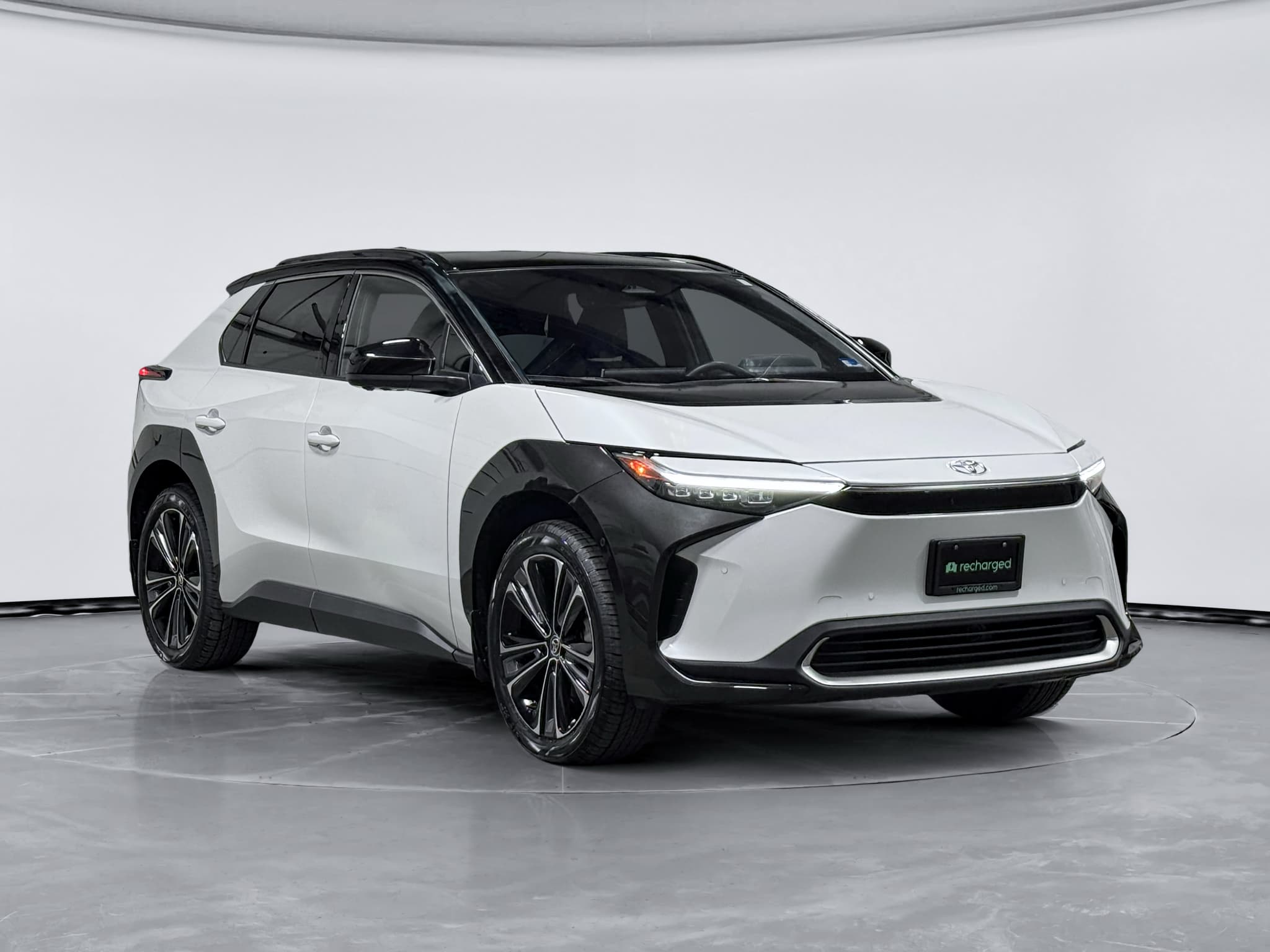 2024 Toyota bZ4X view 4
