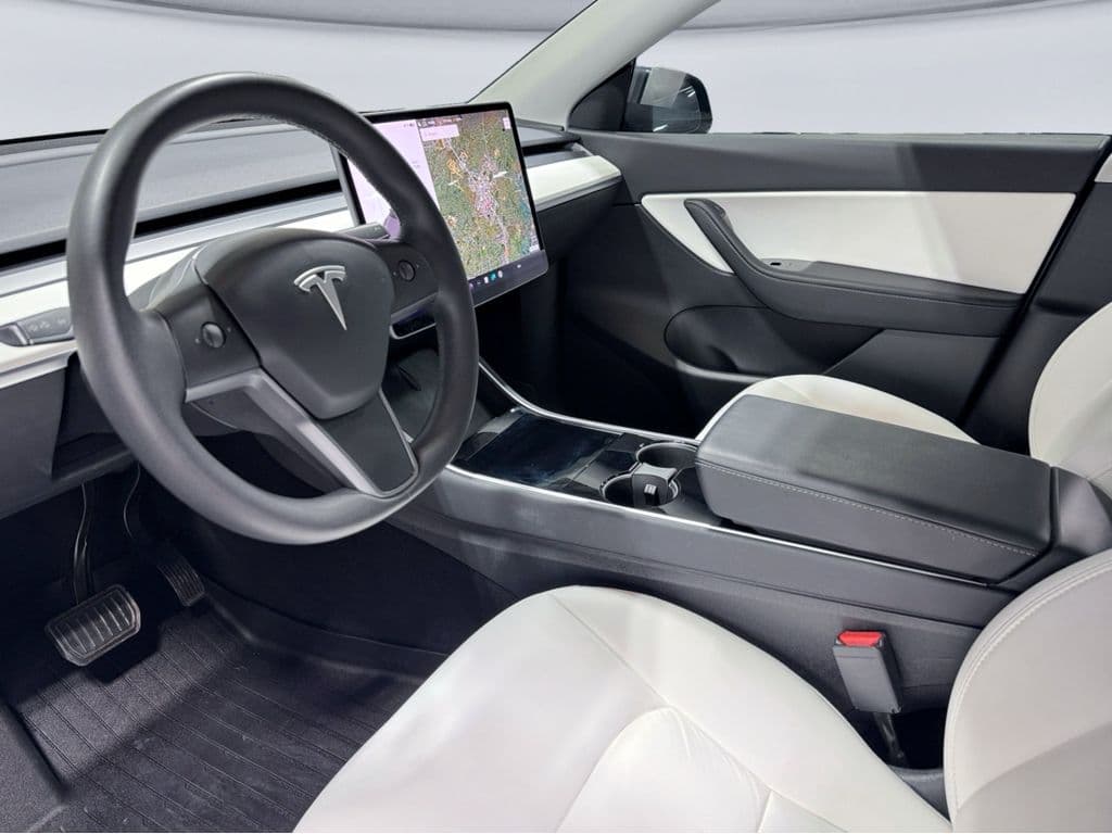 2021 Tesla Model Y view 16