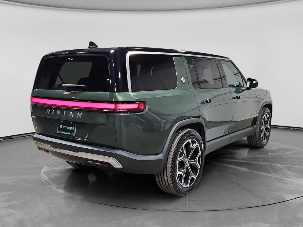 2025 Rivian R1S view 3