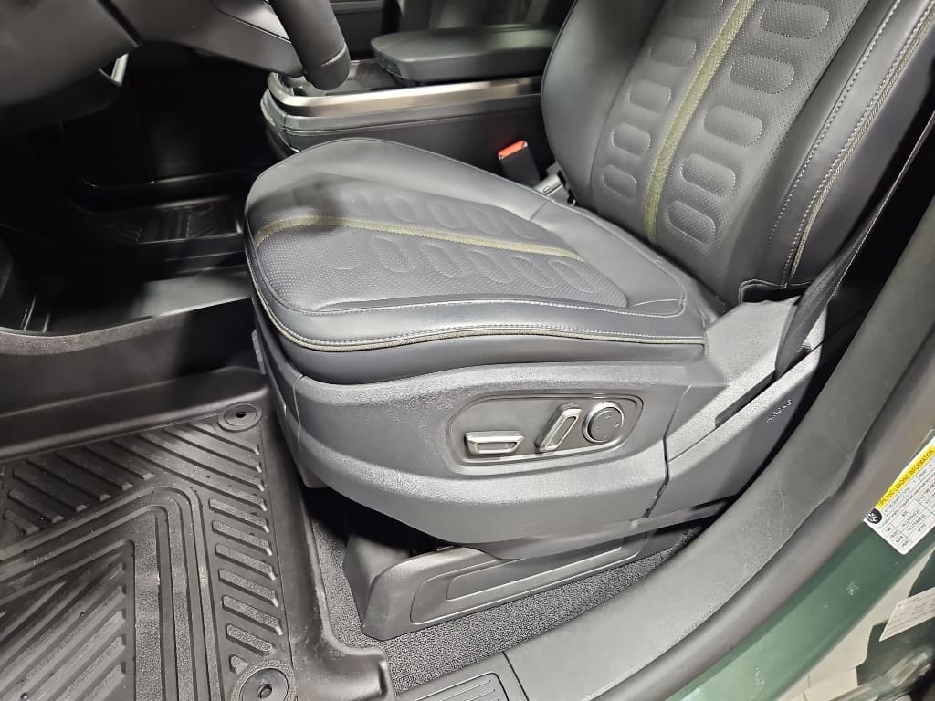 2025 Rivian R1S view 6