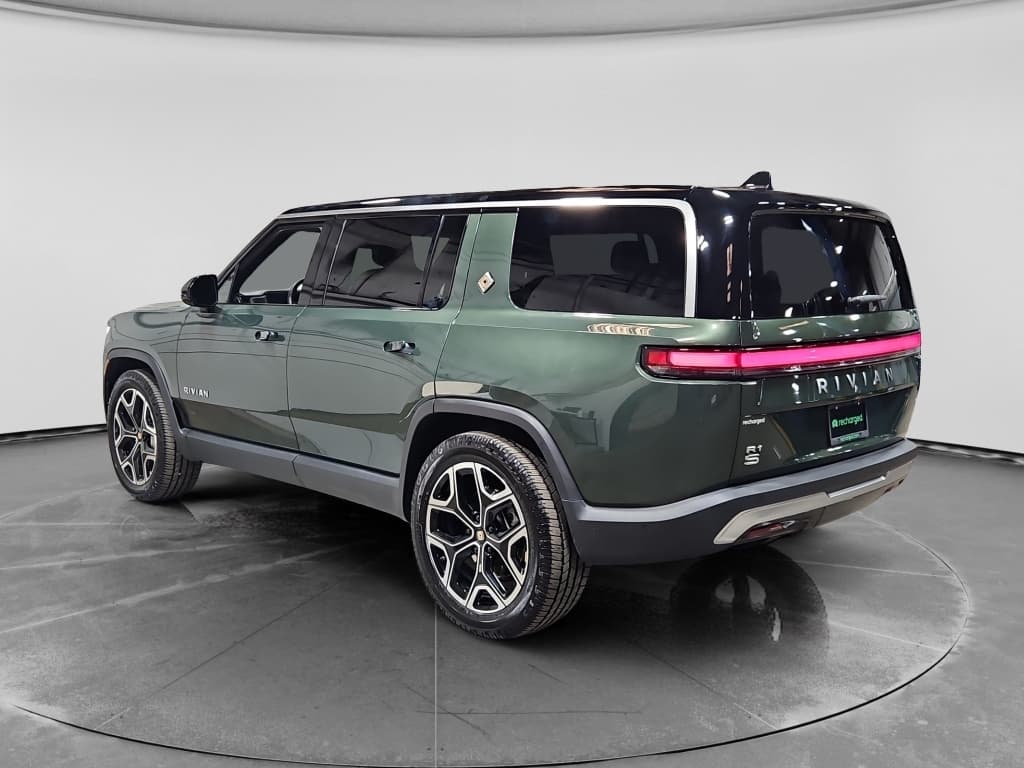 2025 Rivian R1S view 2