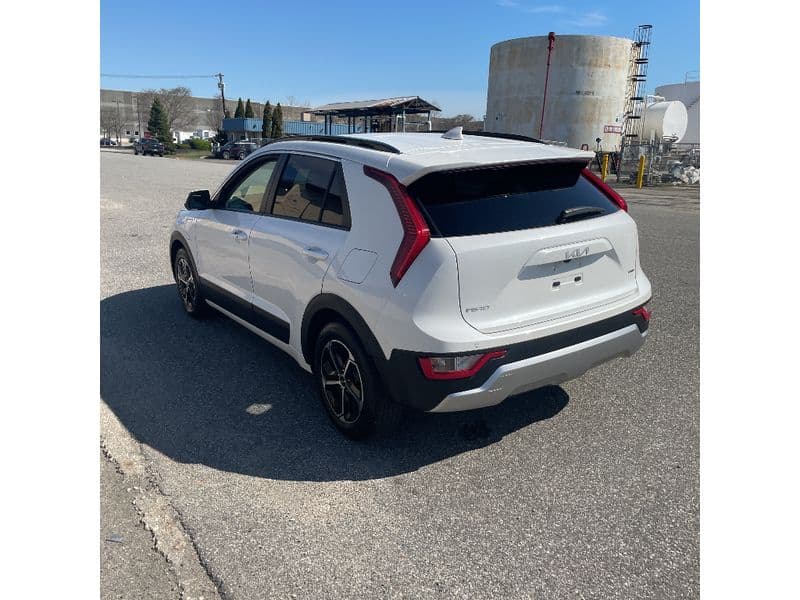 2023 Kia Niro PHEV view 4