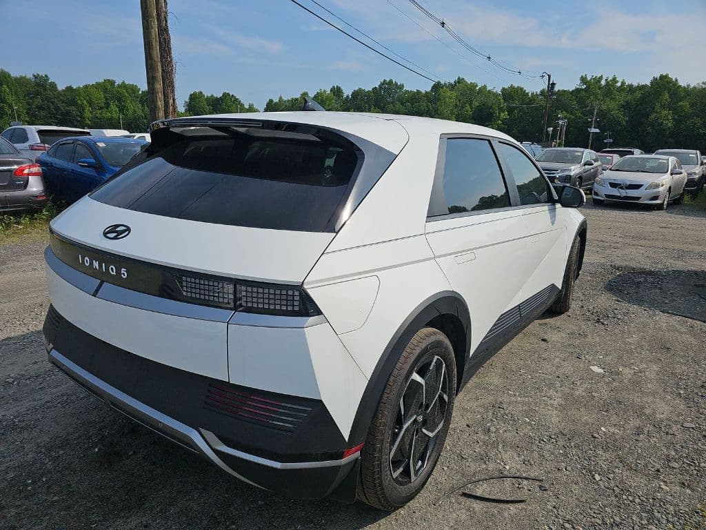 2022 Hyundai IONIQ 5 view 4