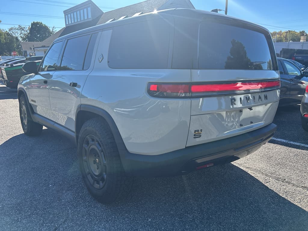 2025 Rivian R1S view 2