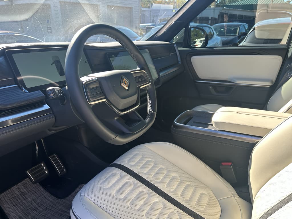 2025 Rivian R1S view 6
