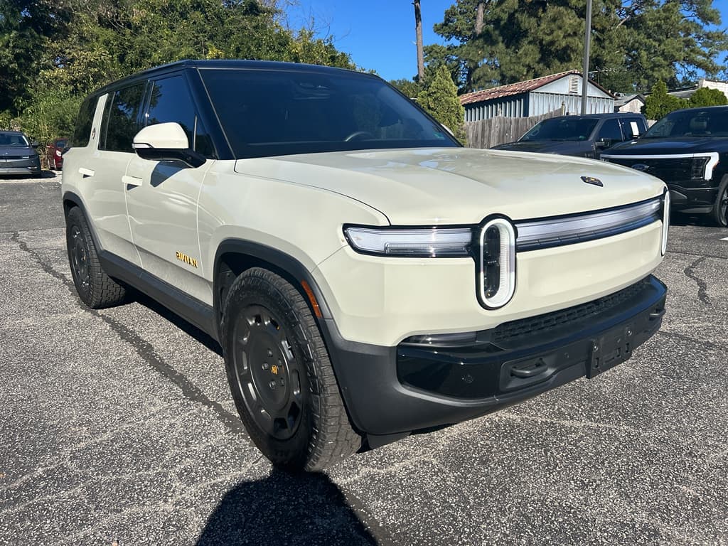 2025 Rivian R1S view 4