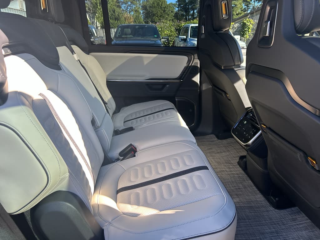 2025 Rivian R1S view 5