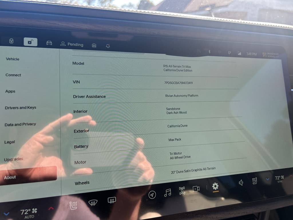 2025 Rivian R1S view 7