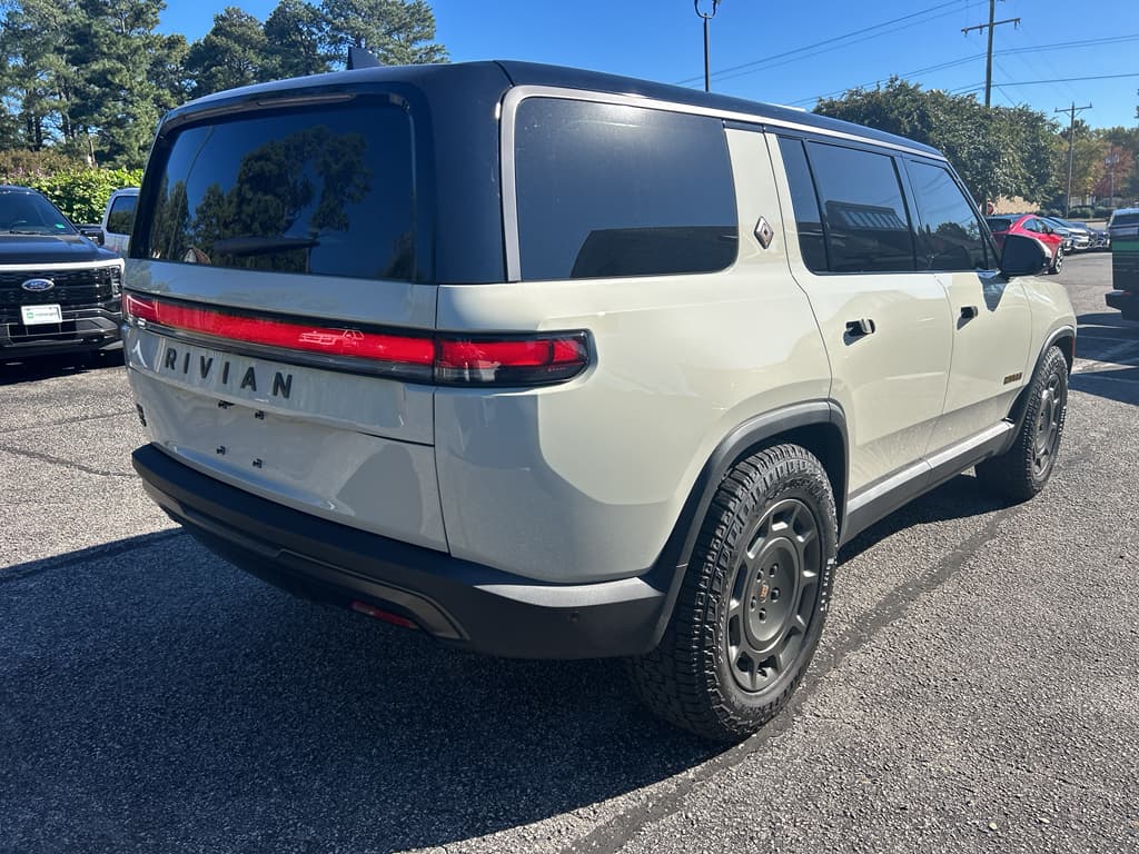 2025 Rivian R1S view 3
