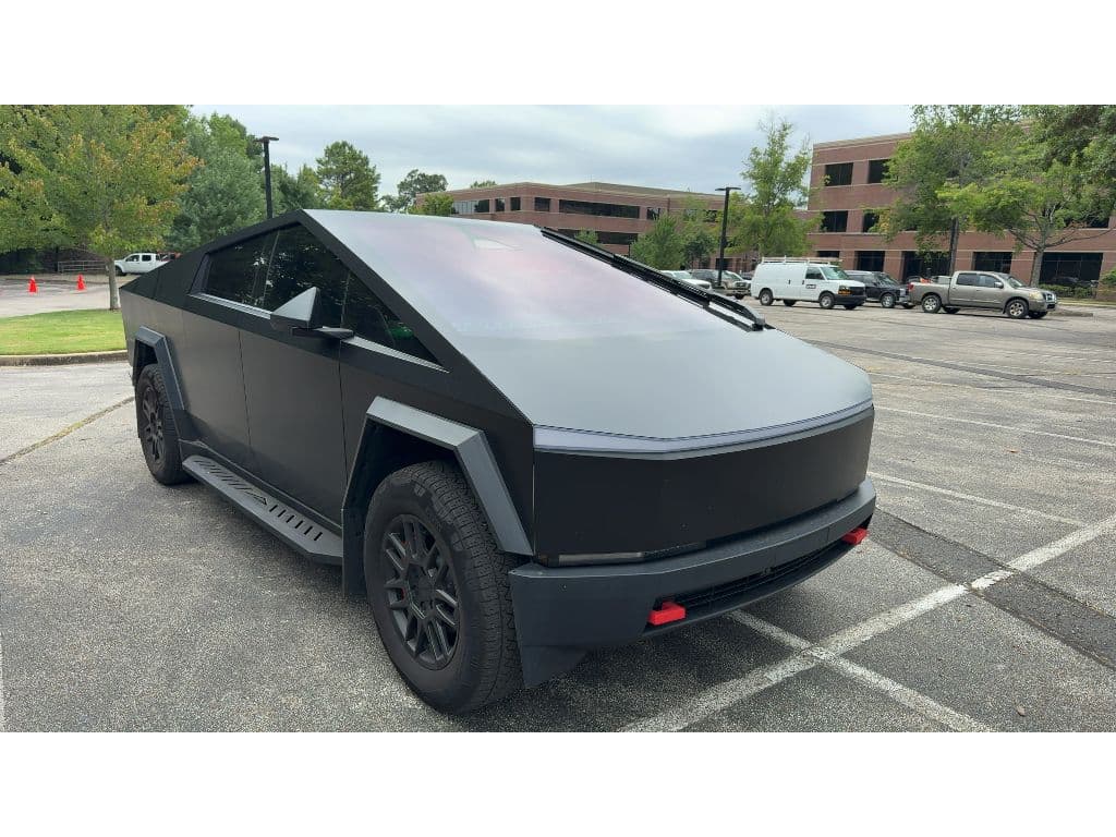 2025 Tesla Cybertruck view 3