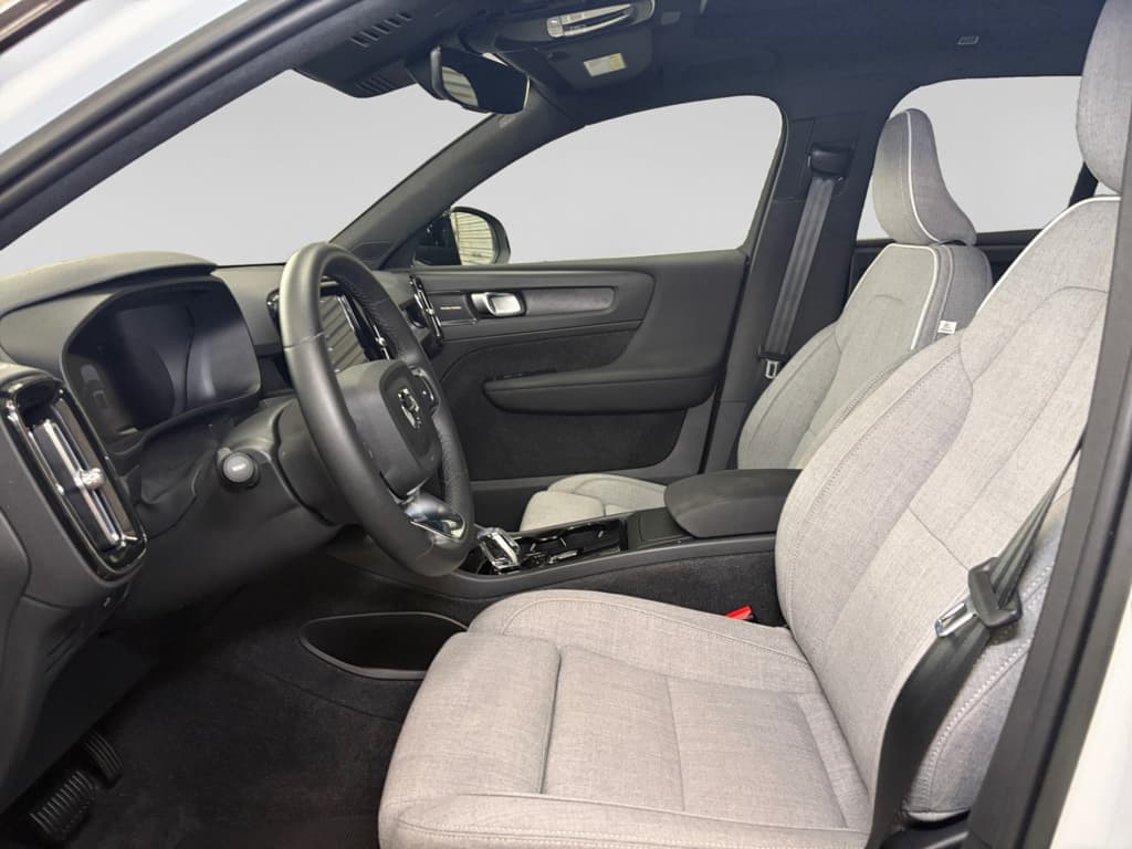 2023 Volvo XC40 view 18