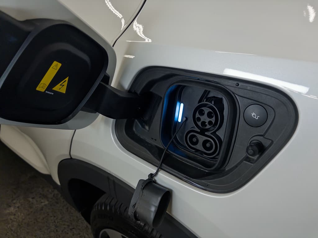 2023 Volvo XC40 view 5