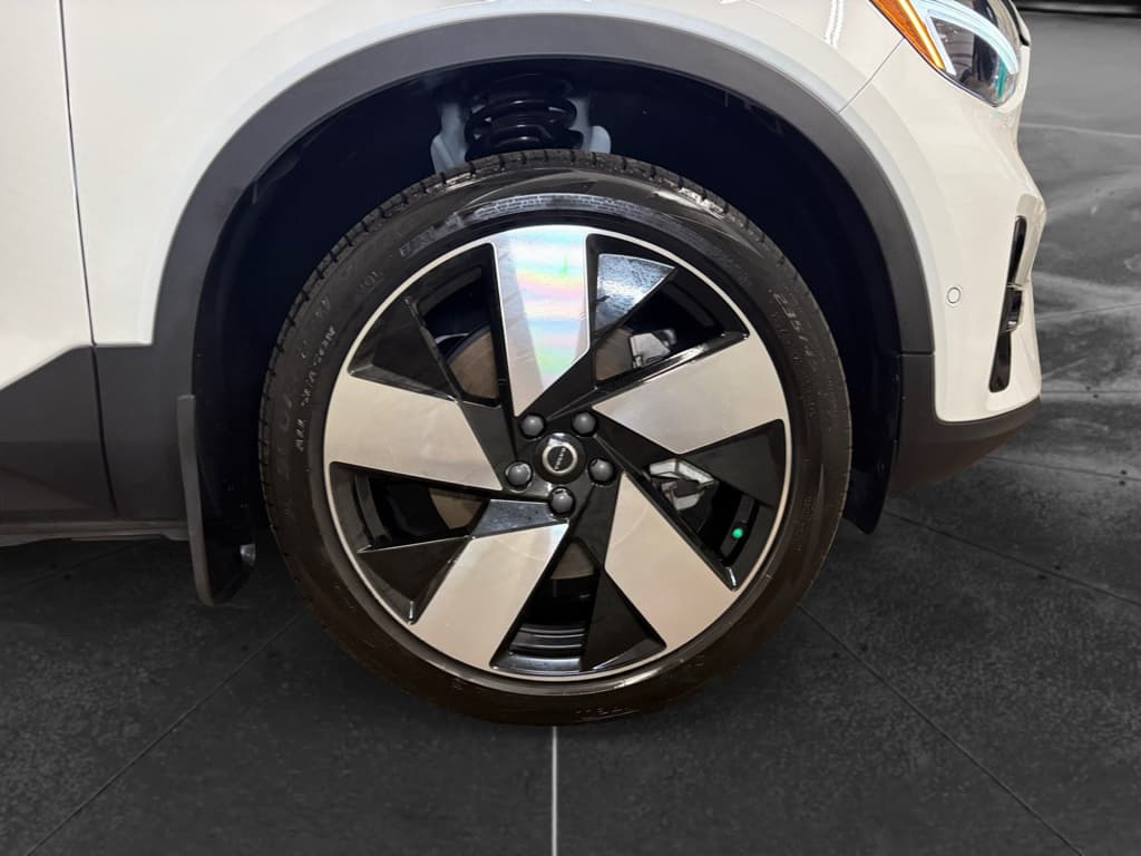 2023 Volvo XC40 view 36
