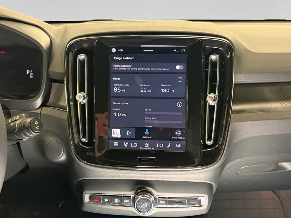 2023 Volvo XC40 view 14