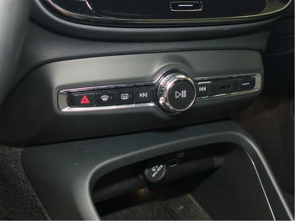 2023 Volvo XC40 view 16