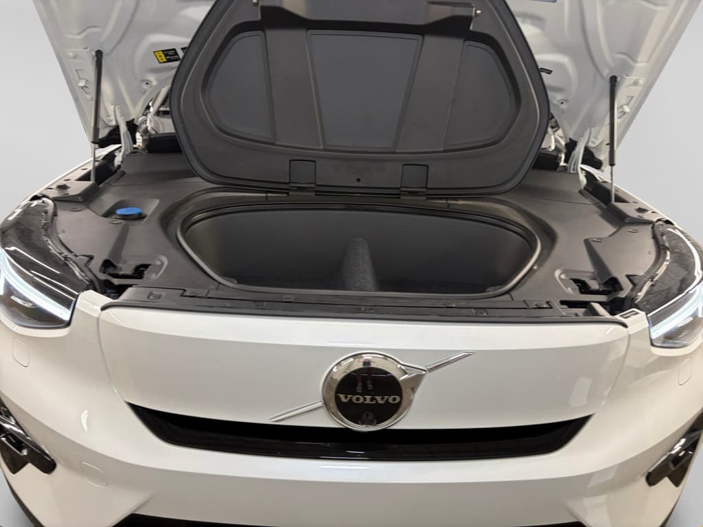 2023 Volvo XC40 view 26