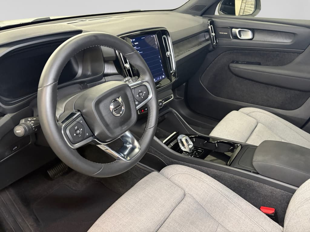 2023 Volvo XC40 view 19