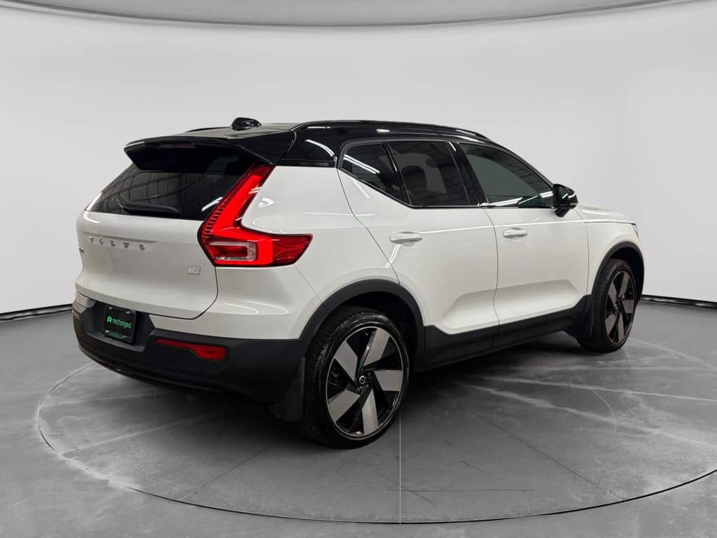 2023 Volvo XC40 view 3