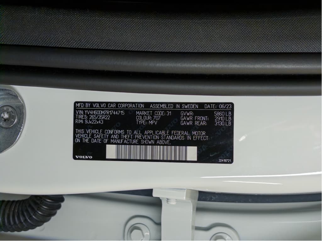 2023 Volvo XC40 view 30