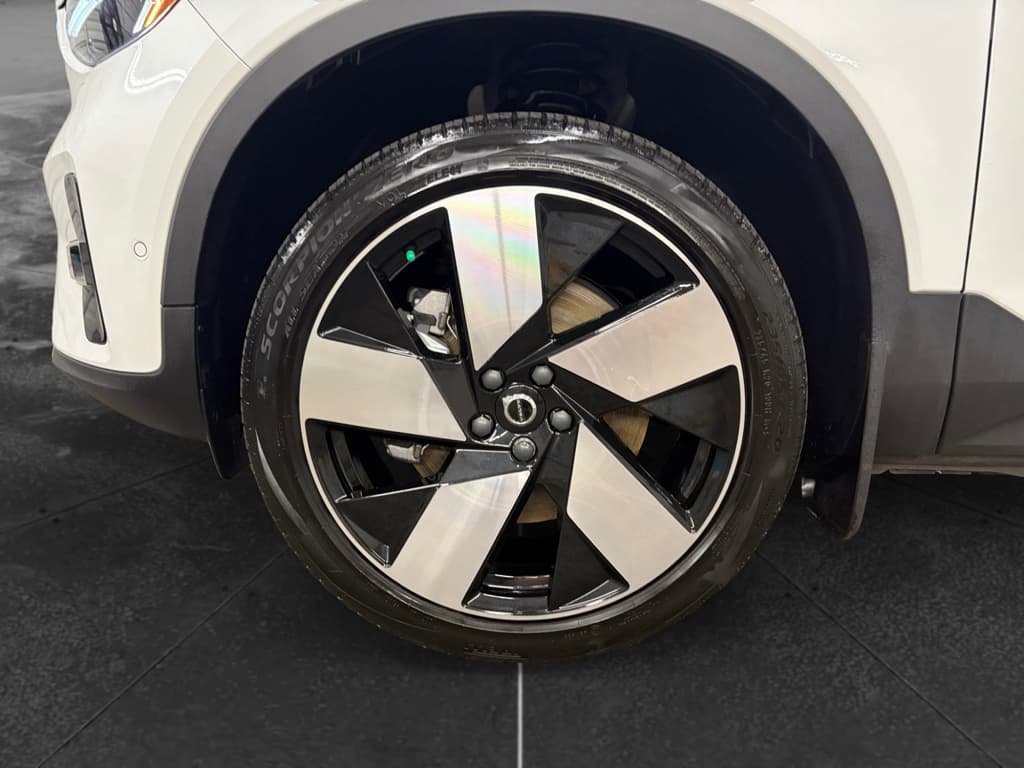 2023 Volvo XC40 view 32