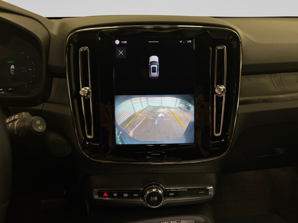 2023 Volvo XC40 view 15