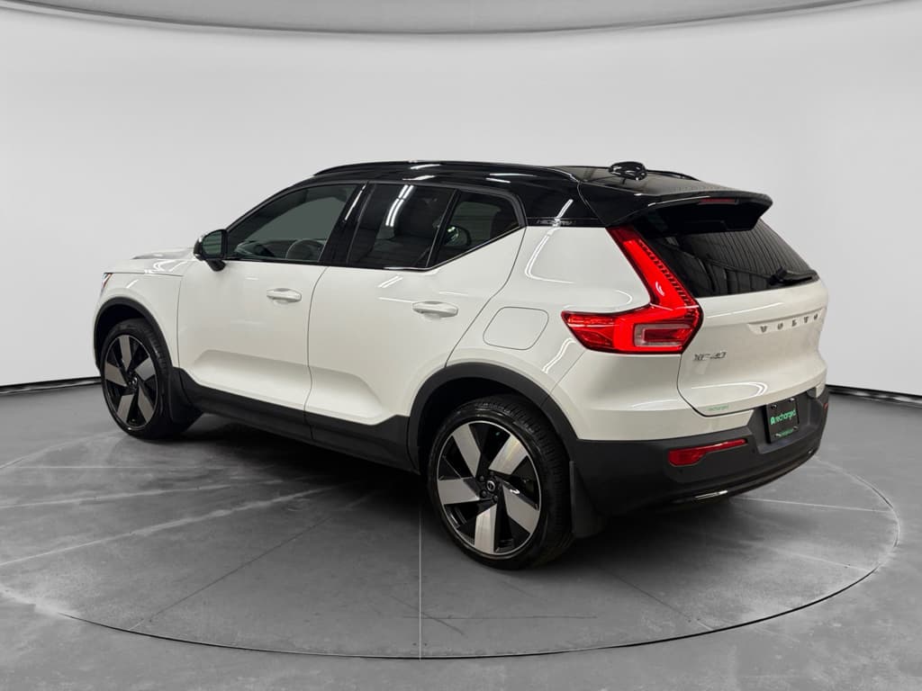 2023 Volvo XC40 view 2