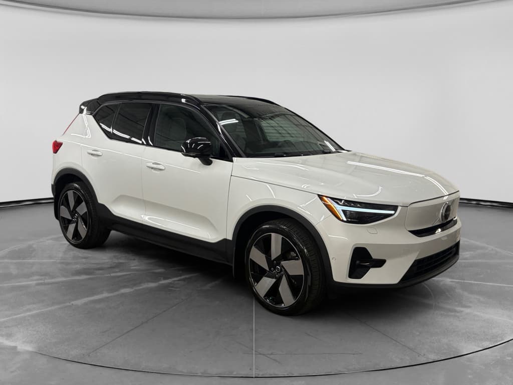 2023 Volvo XC40 view 4