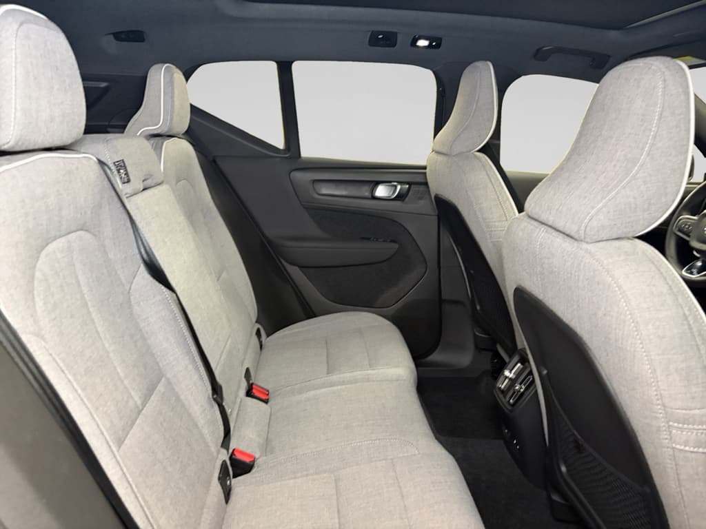 2023 Volvo XC40 view 23