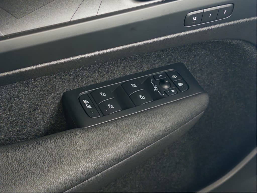 2023 Volvo XC40 view 8