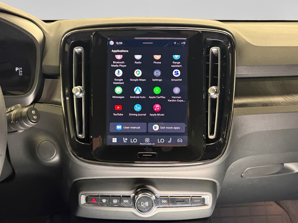 2023 Volvo XC40 view 13