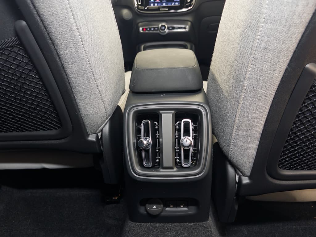 2023 Volvo XC40 view 22