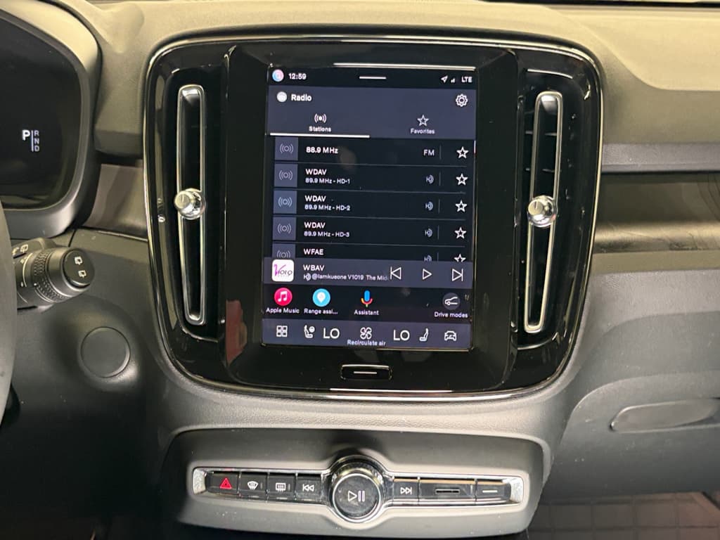 2023 Volvo XC40 view 12