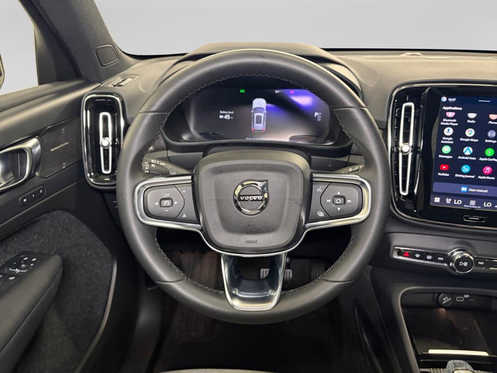 2023 Volvo XC40 view 9
