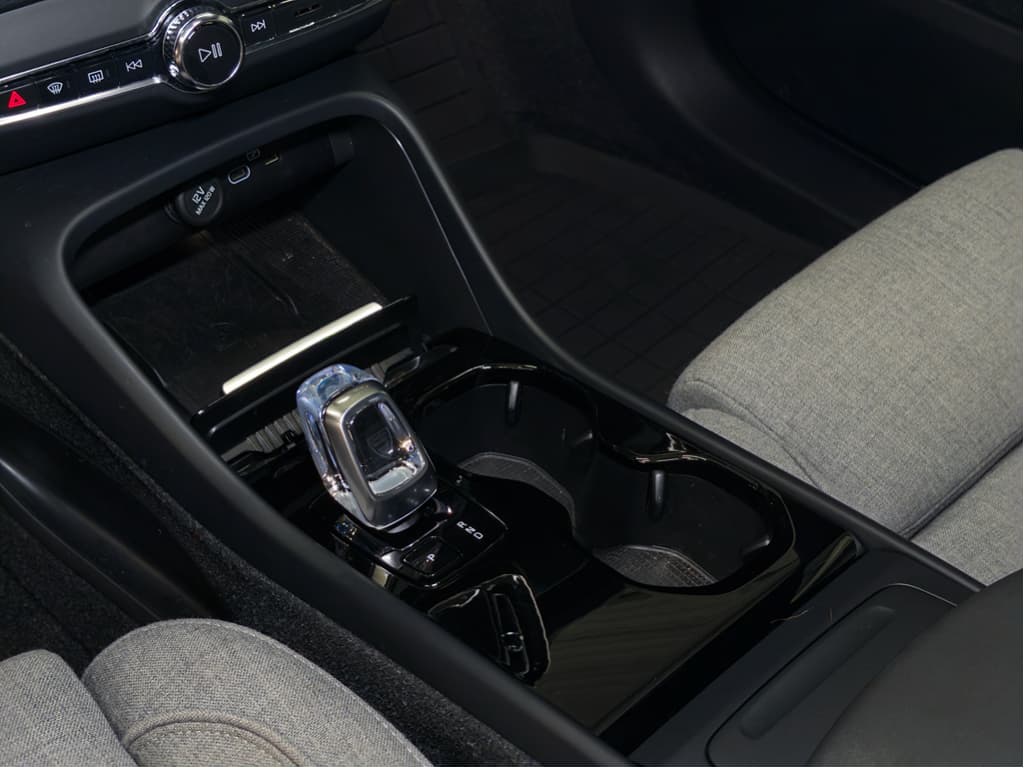 2023 Volvo XC40 view 20