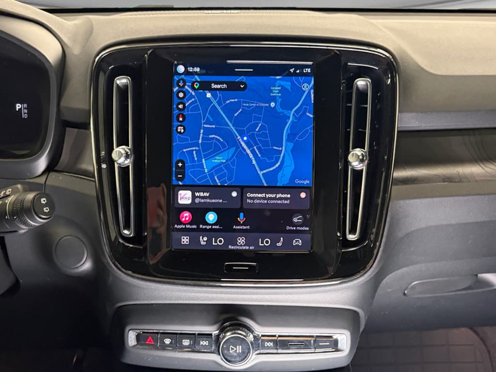 2023 Volvo XC40 view 11