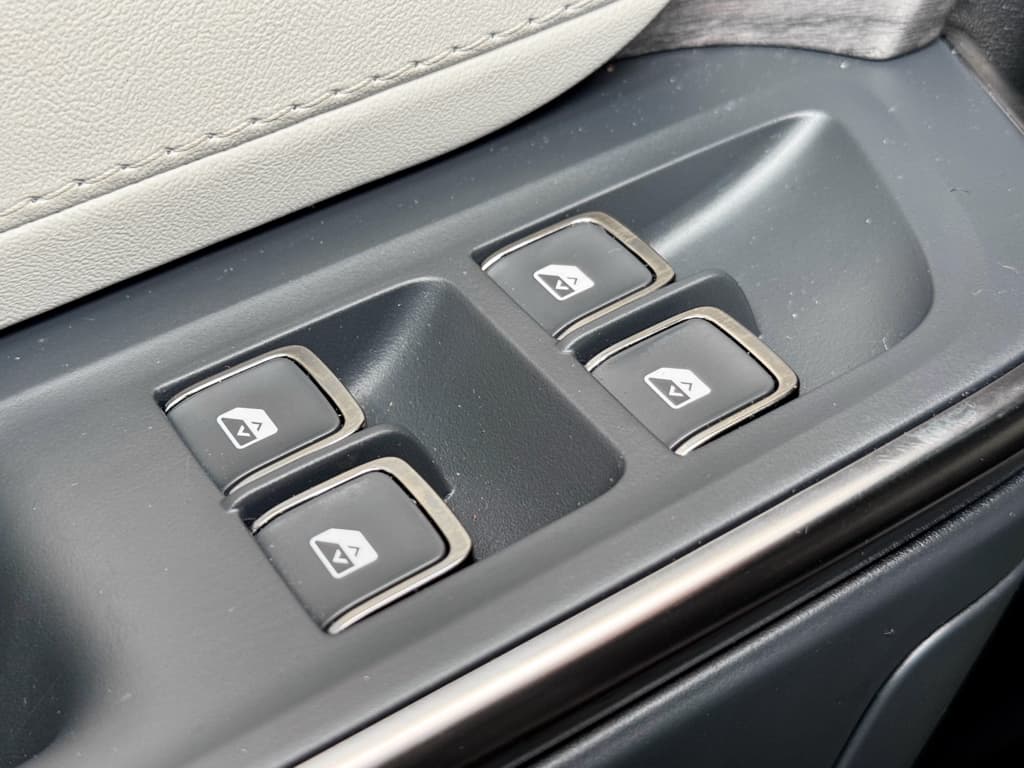 2025 Rivian R1S view 7