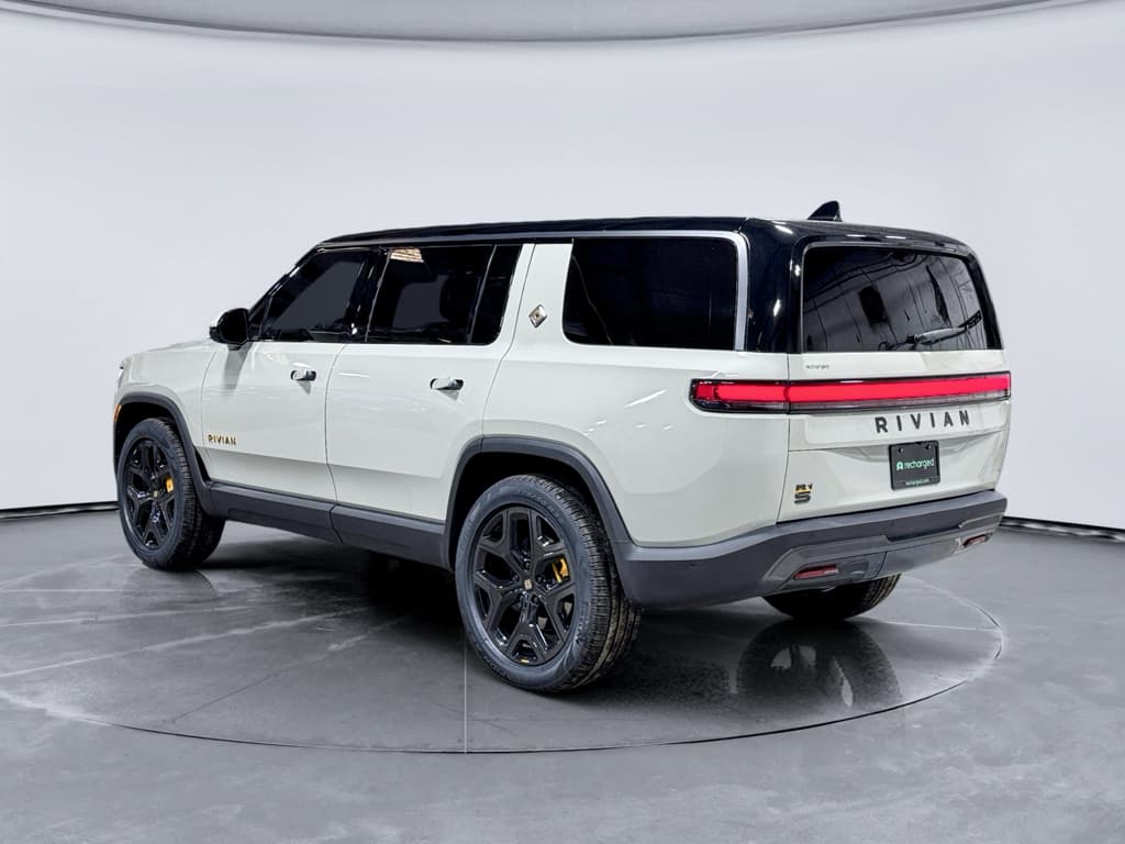 2025 Rivian R1S view 2