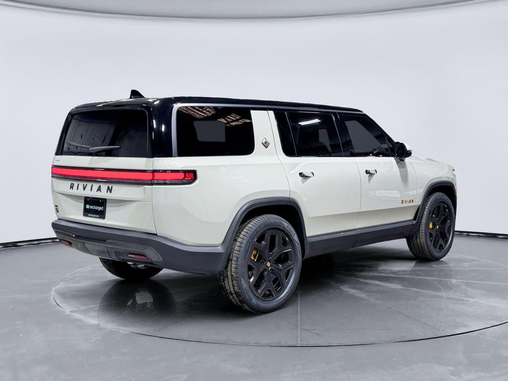 2025 Rivian R1S view 3