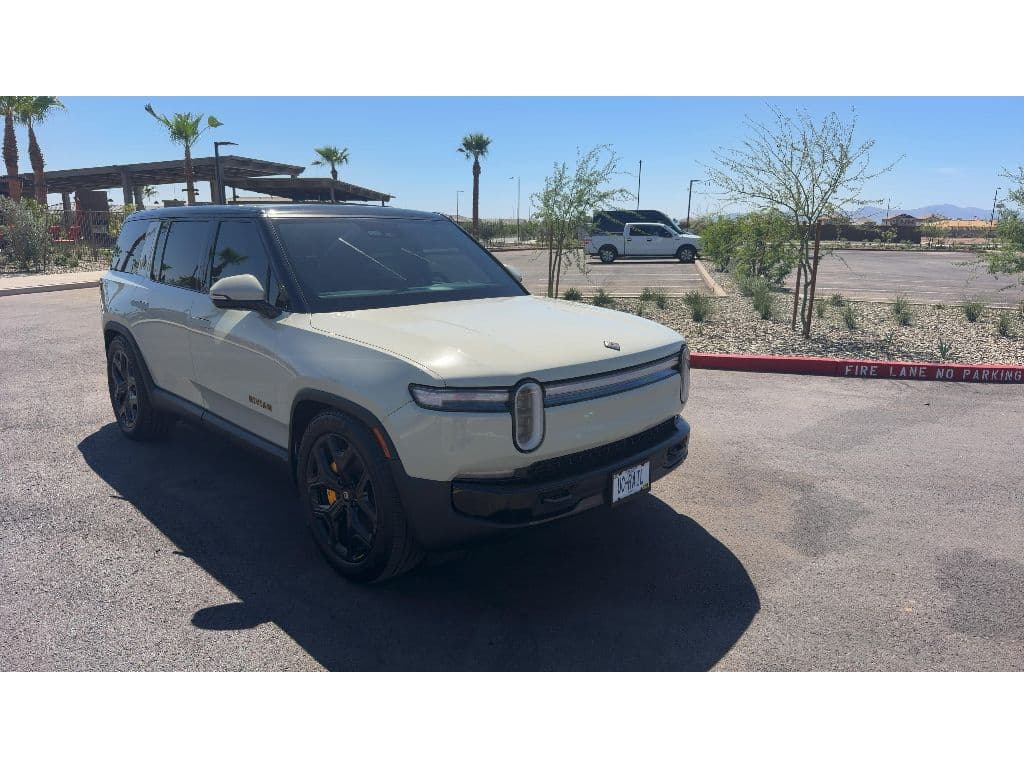 2025 Rivian R1S view 4