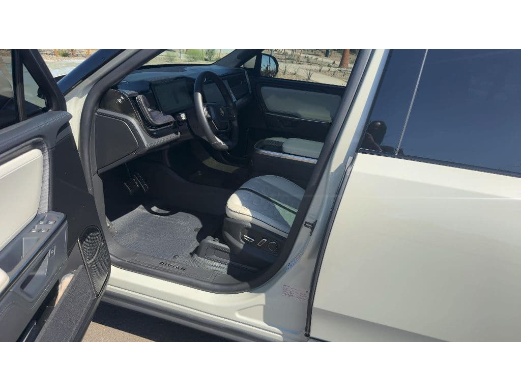 2025 Rivian R1S view 5