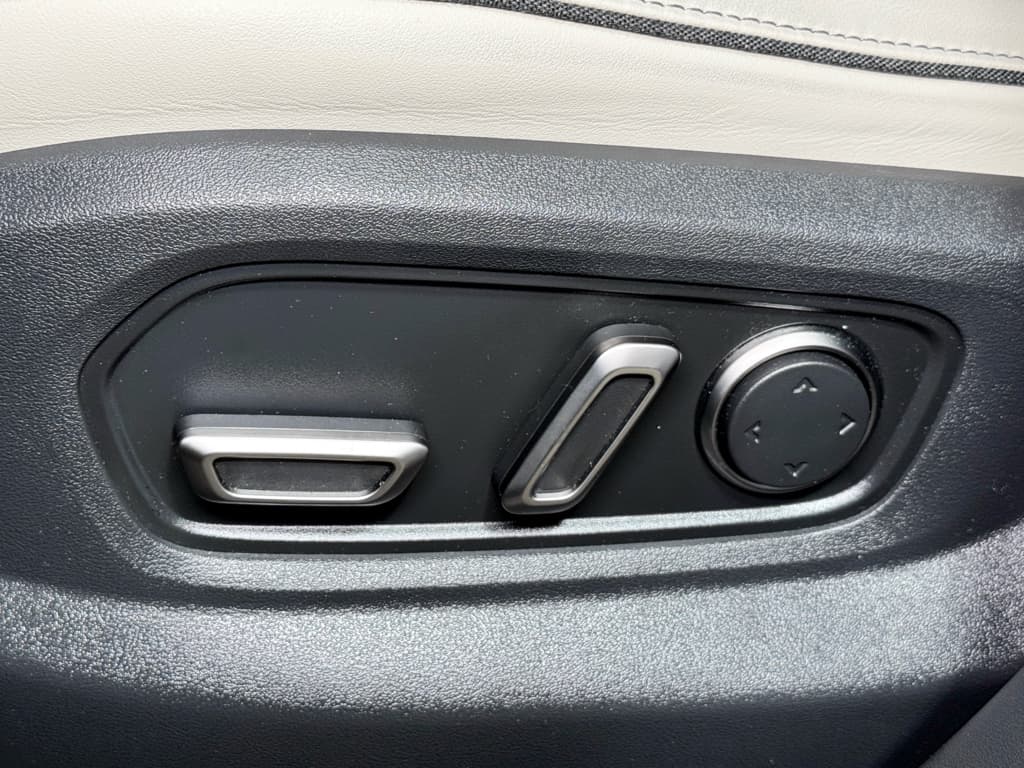 2025 Rivian R1S view 6