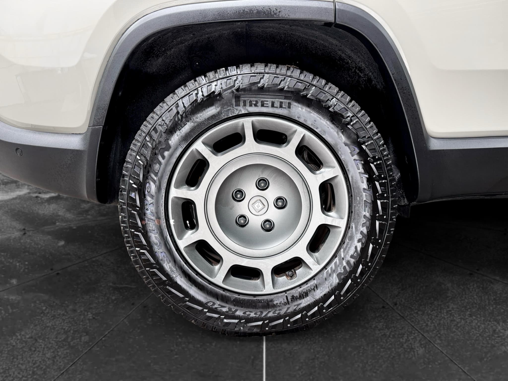 2025 Rivian R1S view 34