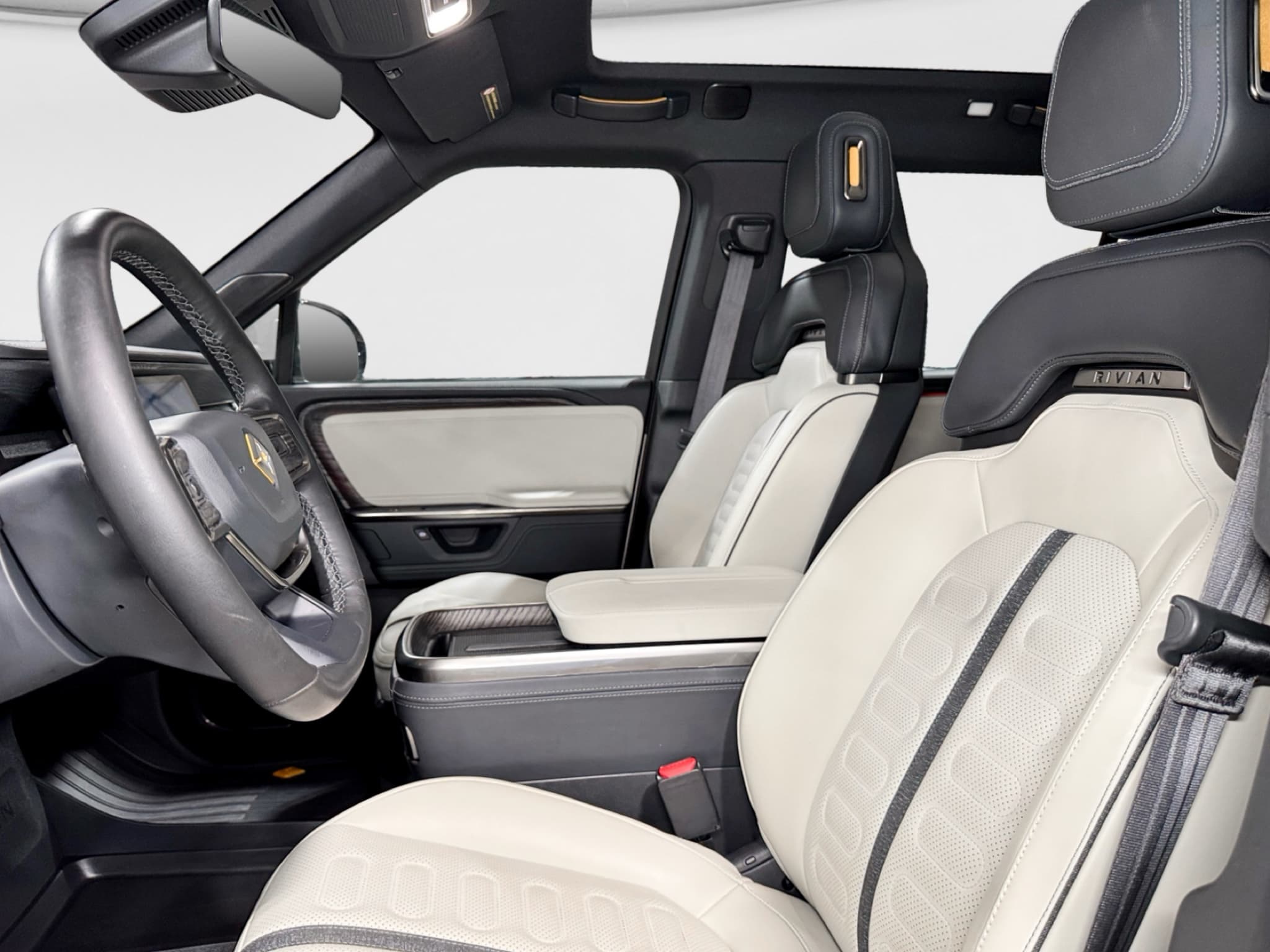 2025 Rivian R1S view 16