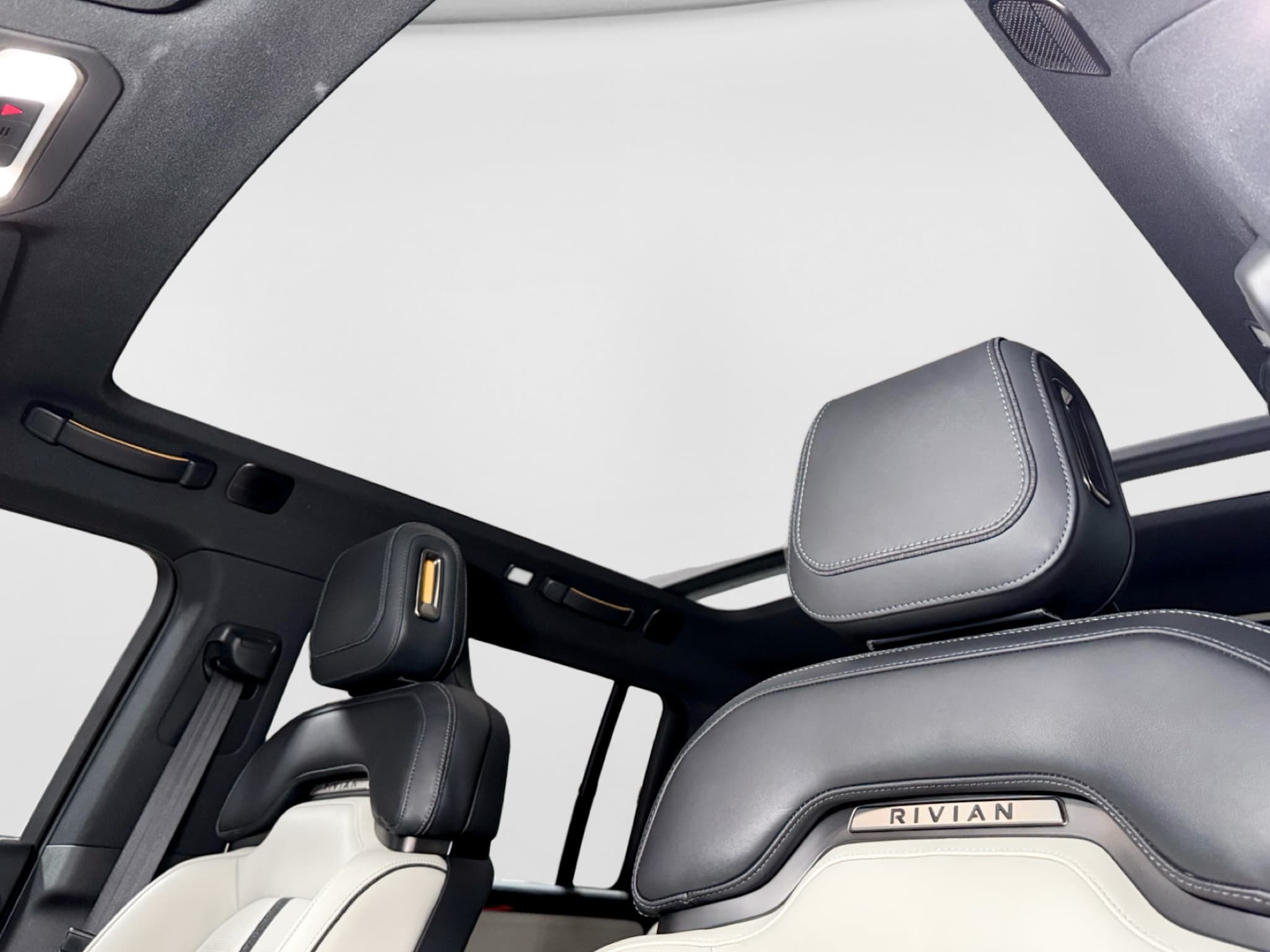 2025 Rivian R1S view 23