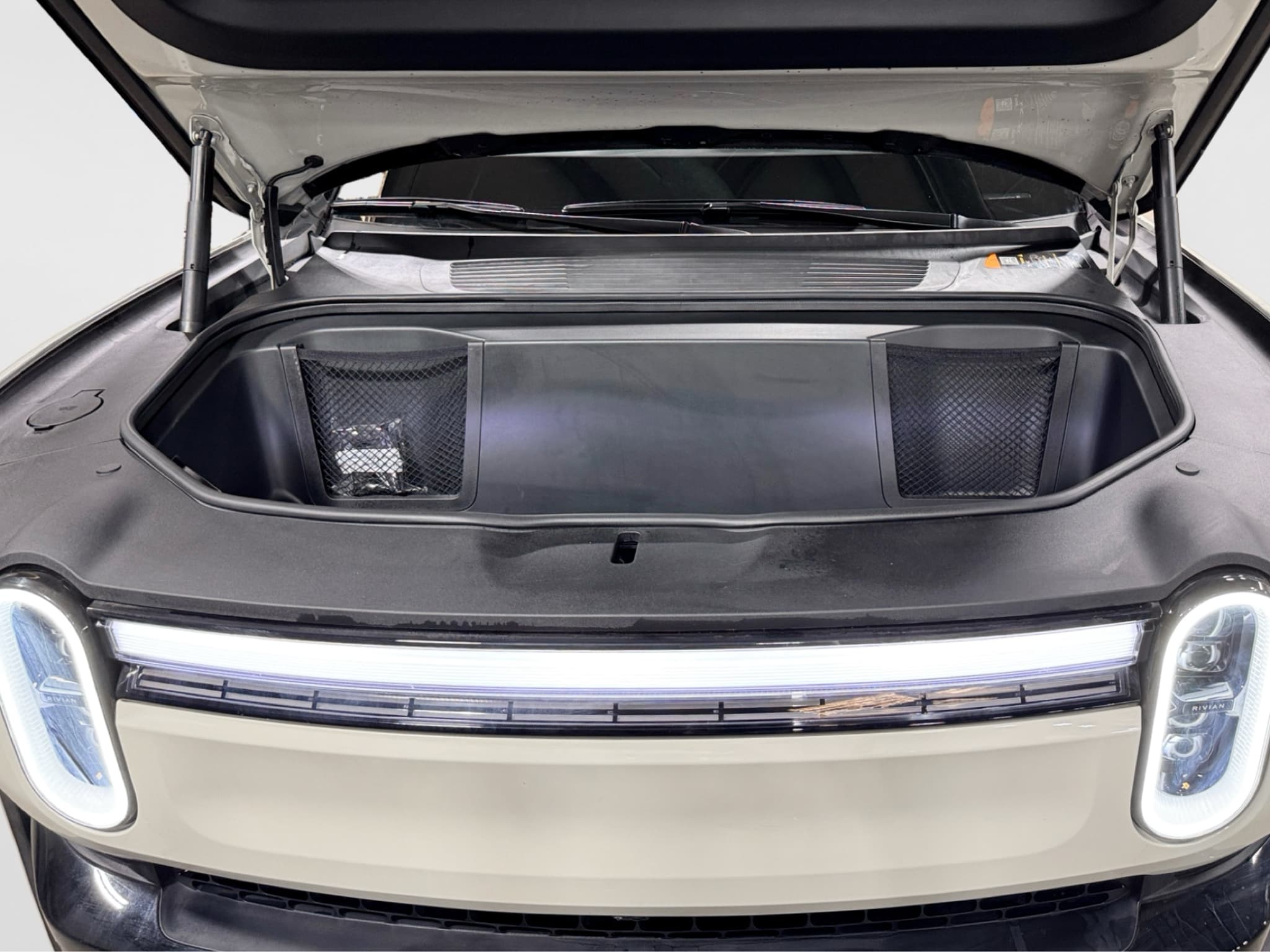 2025 Rivian R1S view 24