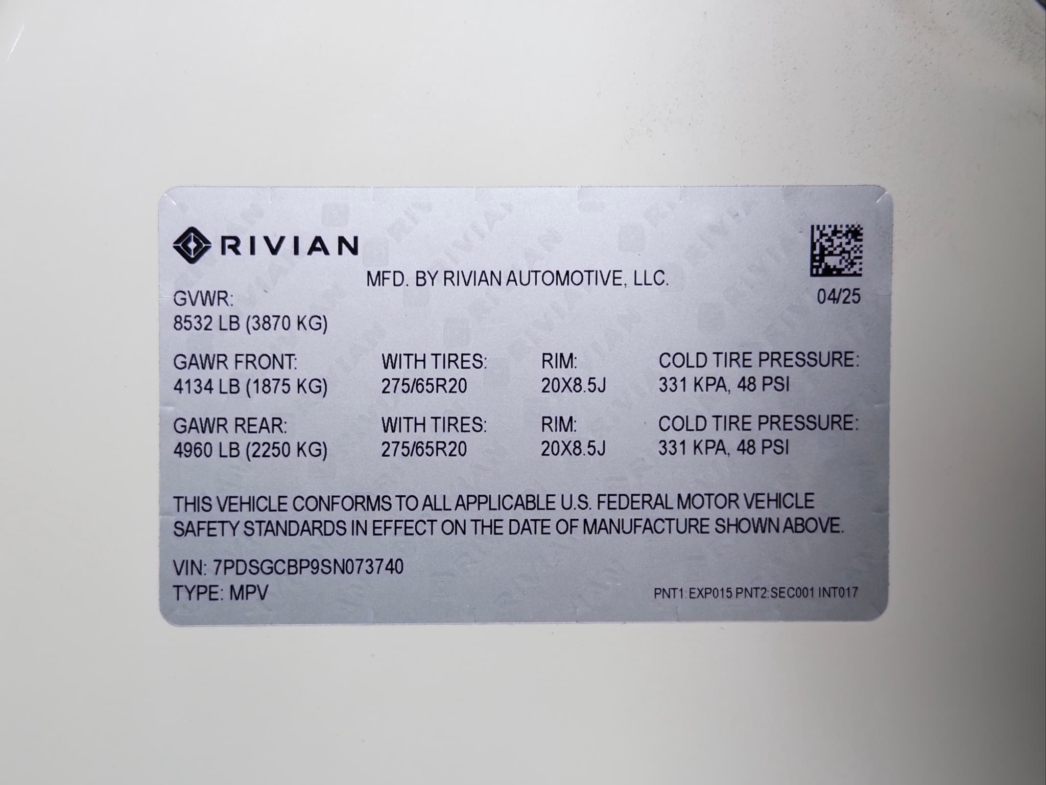 2025 Rivian R1S view 28