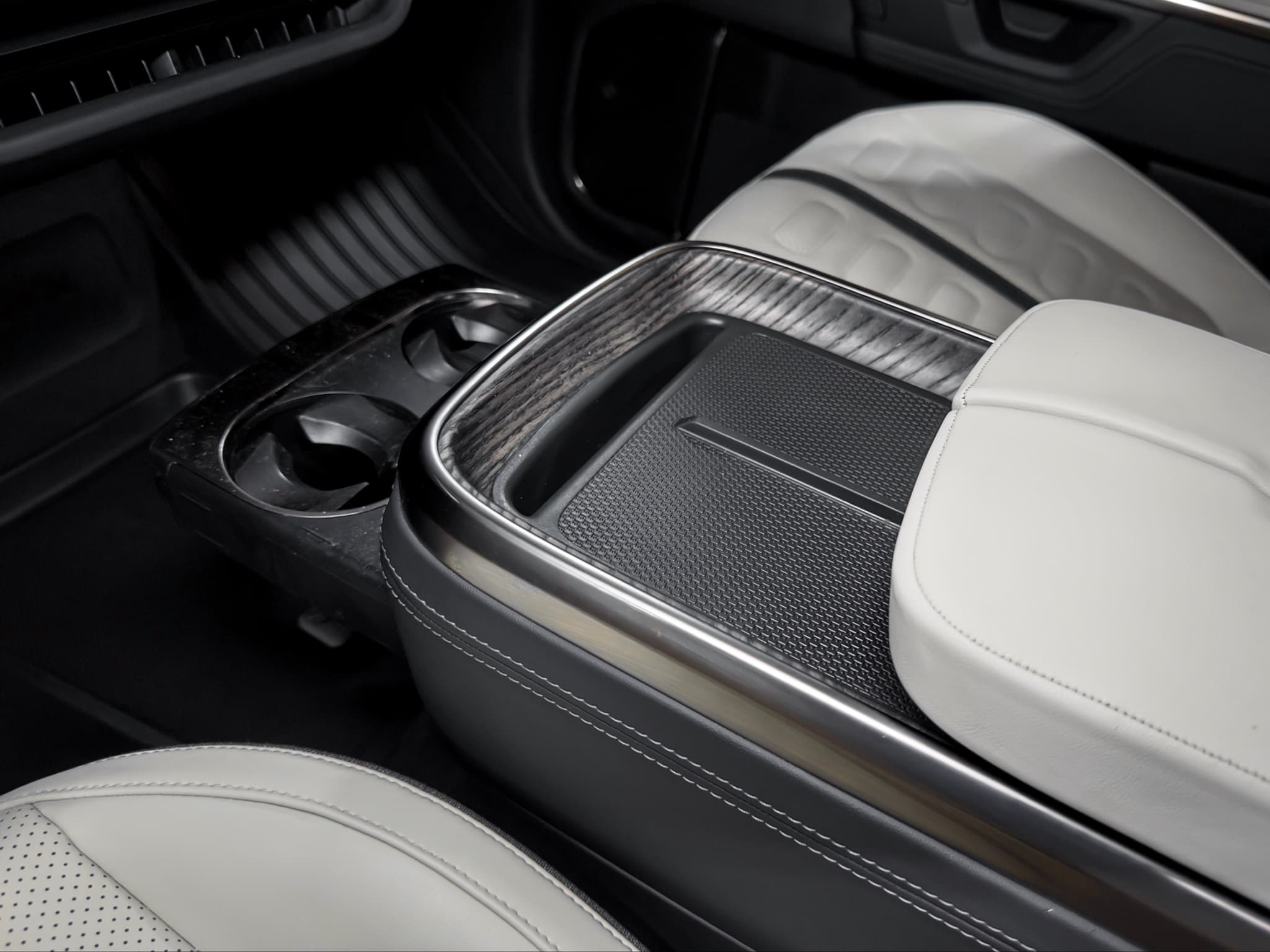 2025 Rivian R1S view 18