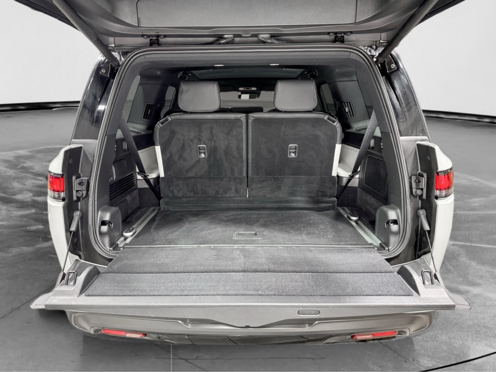 2025 Rivian R1S view 26