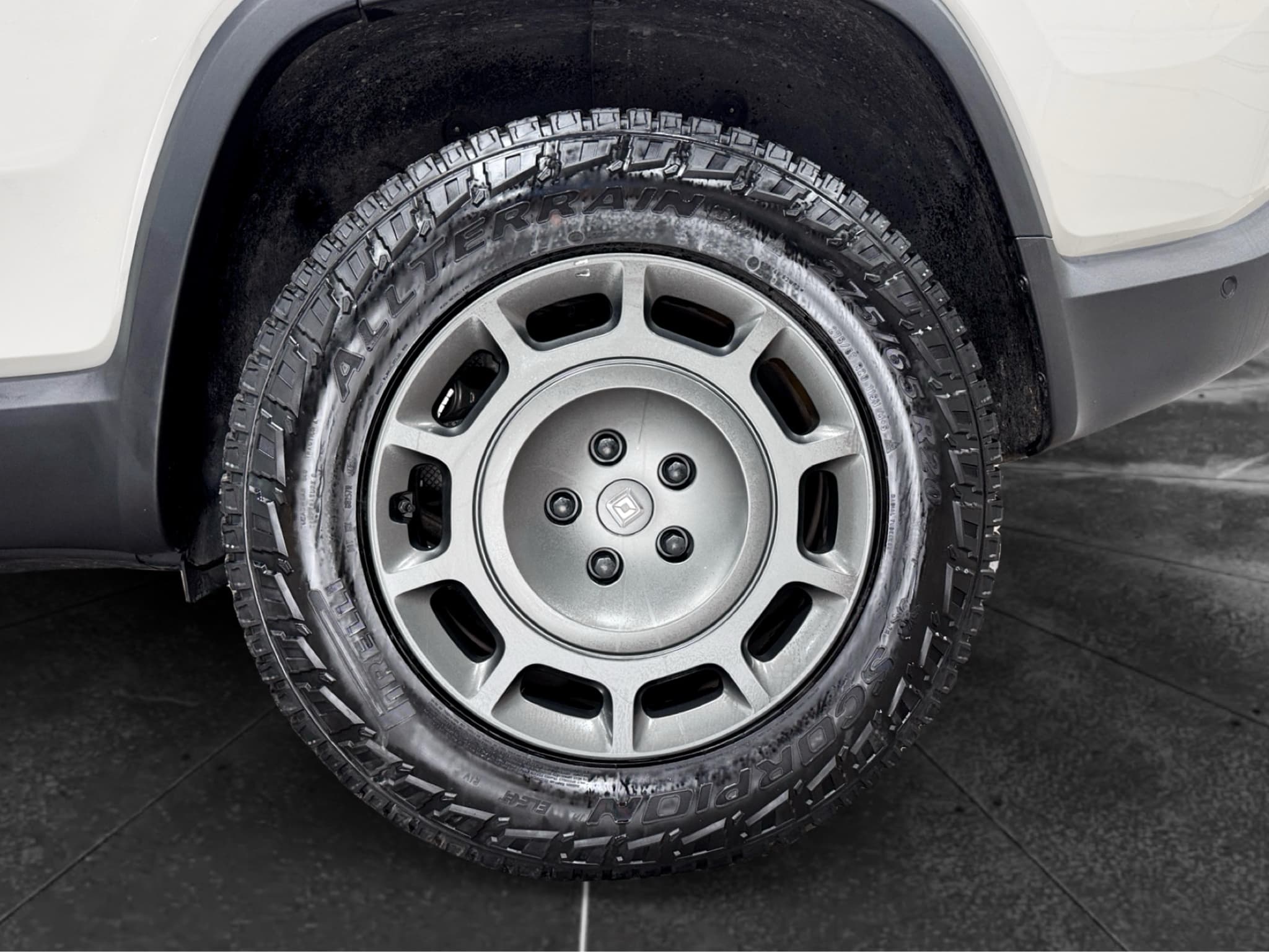 2025 Rivian R1S view 32